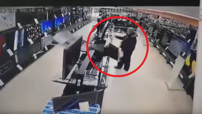 Момент нападения мужчины с молотком на магазин техники в Томске попал на видео