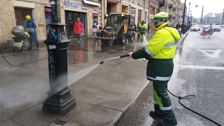 В Петербурге начали мыть улицы после аномально теплой зимы