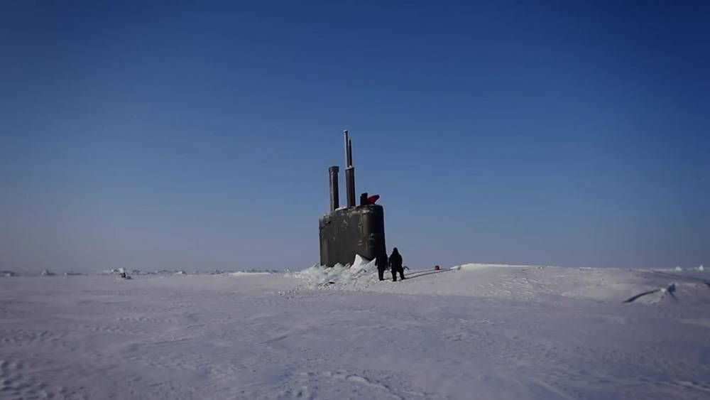 Американская подлодка пробилась сквозь лед в Арктике (видео)