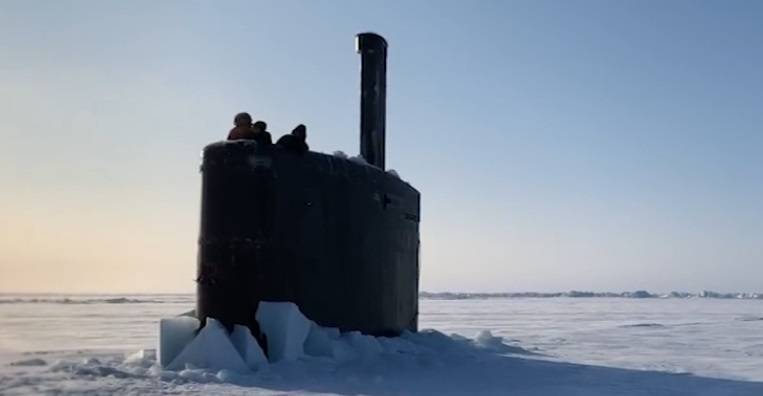 На видео попало, как в Арктике пробила лед и всплыла атомная подлодка США