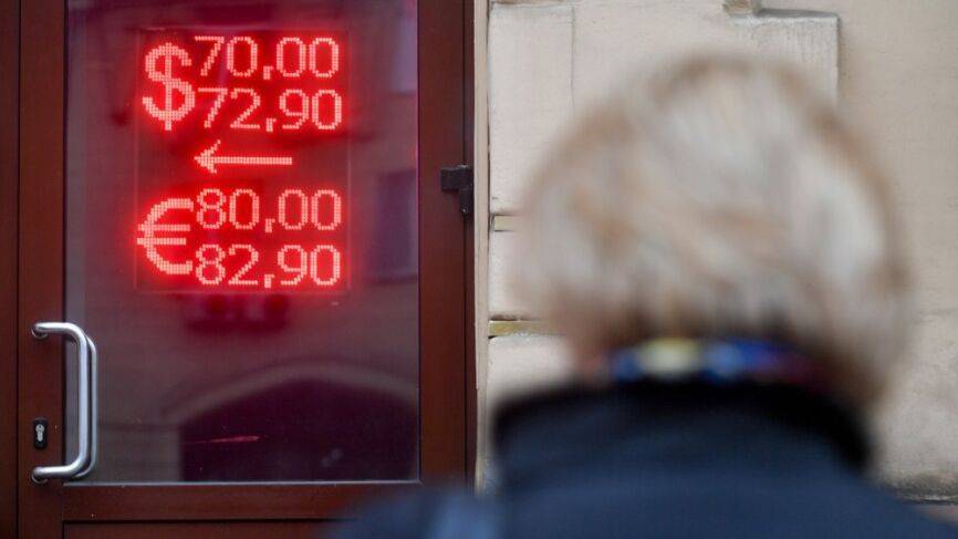 Экономист озвучил два сценария поведения доллара и их влияние на жизнь россиян