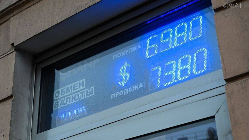 Экономист Хазин: Девальвация рубля на 6-7% приведет к росту цен в магазинах на 10%