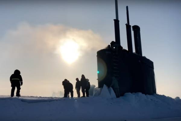 Всплывшая сквозь лед в Арктике американская субмарина попала на видео