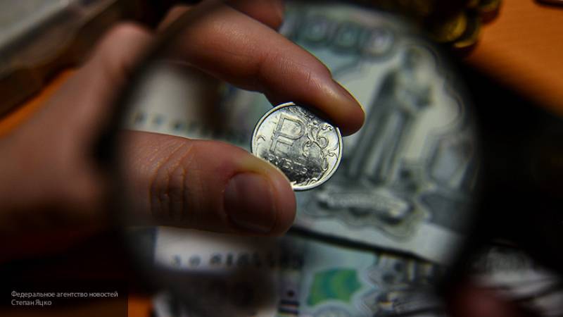 Эксперты назвали товары, которые подорожают из-за падения курса рубля