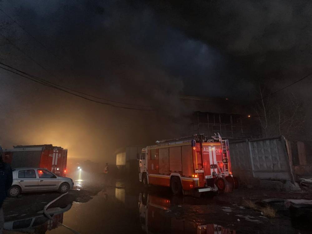 Многоквартирный дом с жильцами подожгли в Екатеринбурге
