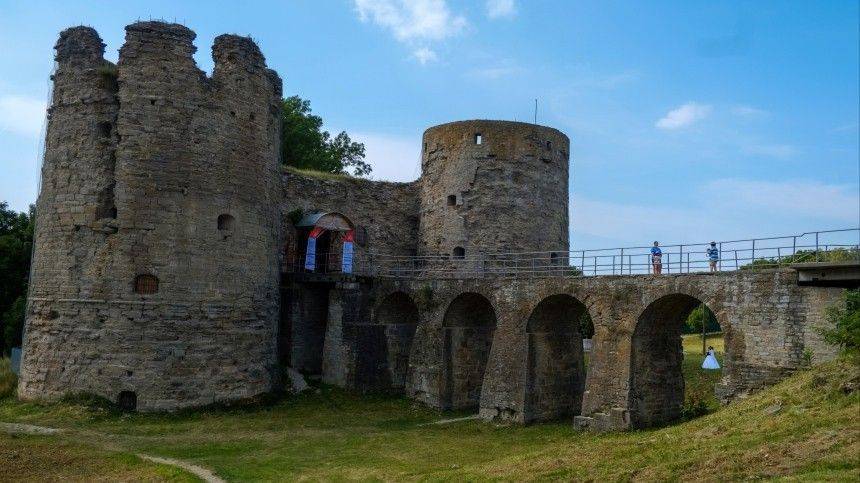 После реставрации за десятки миллионов рублей обрушился вход в крепость Копорье