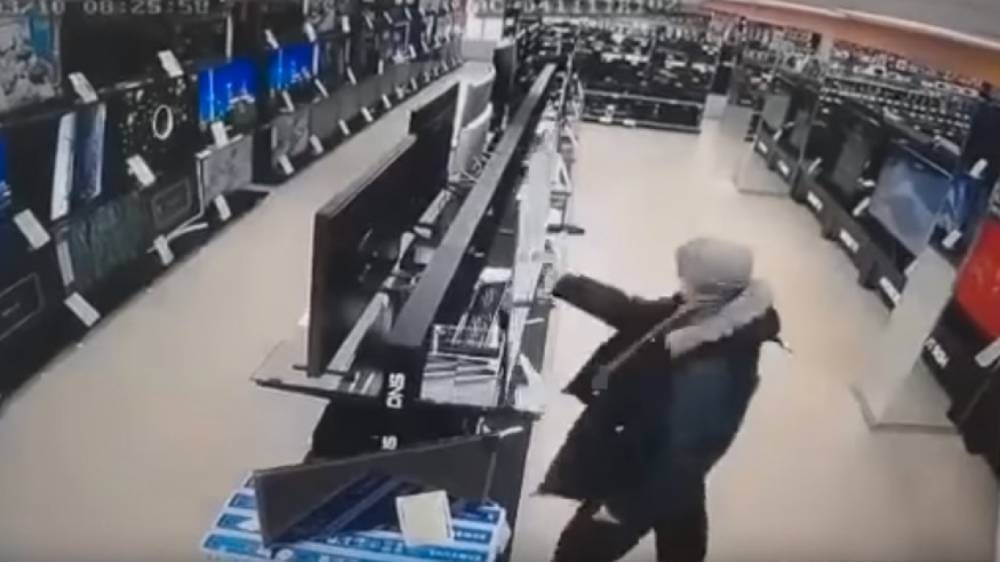 Громила с молотком, разбивший телевизоры в магазине Томска, попал на видео