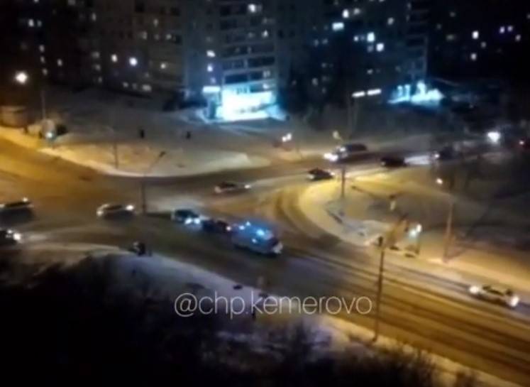 «Врезался в опору освещения»: последствия тройного ДТП в Кемерове попали на видео