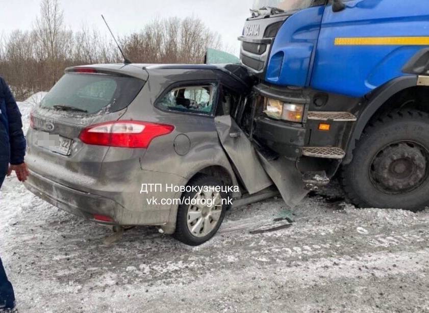 В Кузбассе иномарка врезалась в грузовик: есть погибшие