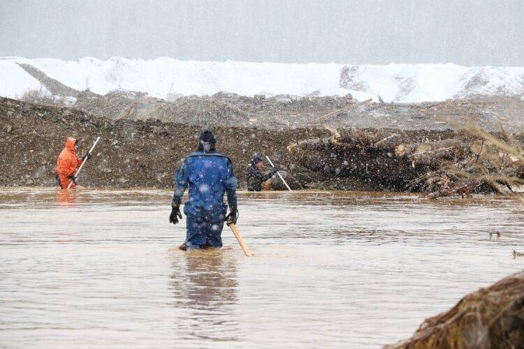 Водолазы возобновляют поиски пропавших при прорыве дамб в Красноярском крае