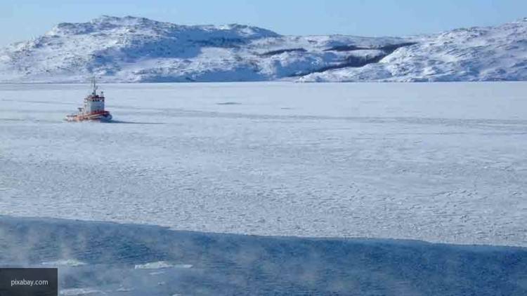 Атомная подлодка США пробила льды в Арктике