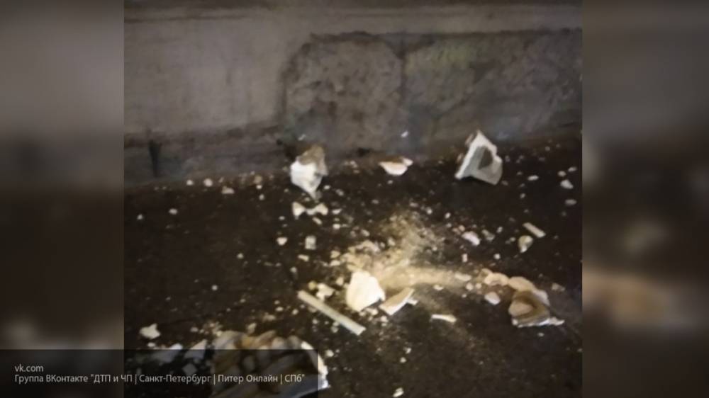 Кусок лепнины рухнул с дома рядом с прохожими на улице Жуковского в Петербурге