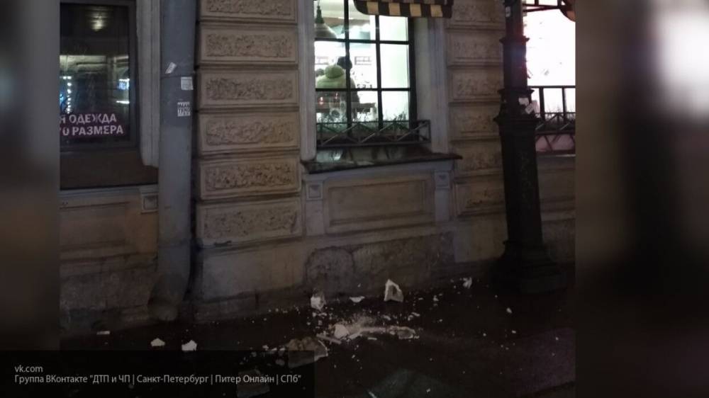 Старинная лепнина обрушилась на тротуар с фасада дома в Санкт-Петербурге