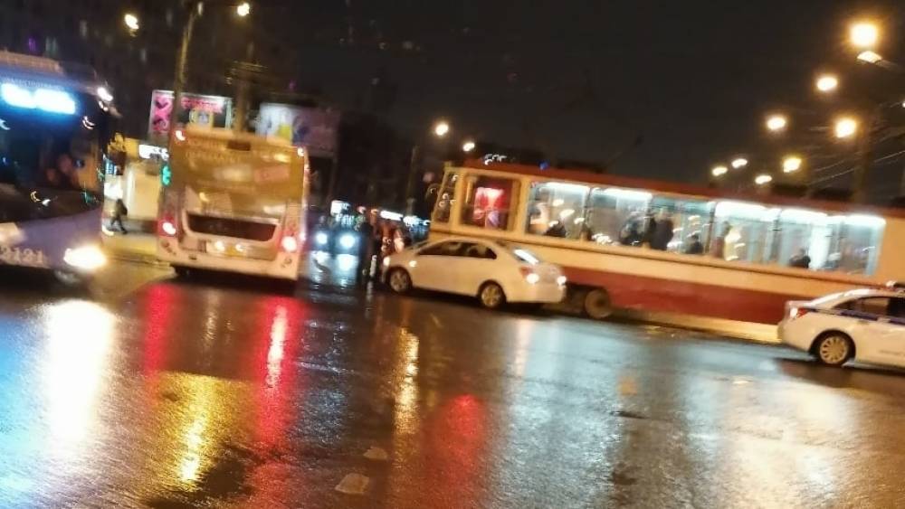 Трамвай протаранил Сhevrolet в Петербурге