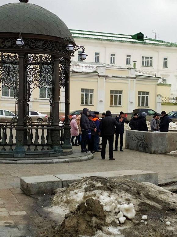 В Екатеринбурге спасатели МЧС начали отлавливать горожан, ходящих по льду городского пруда