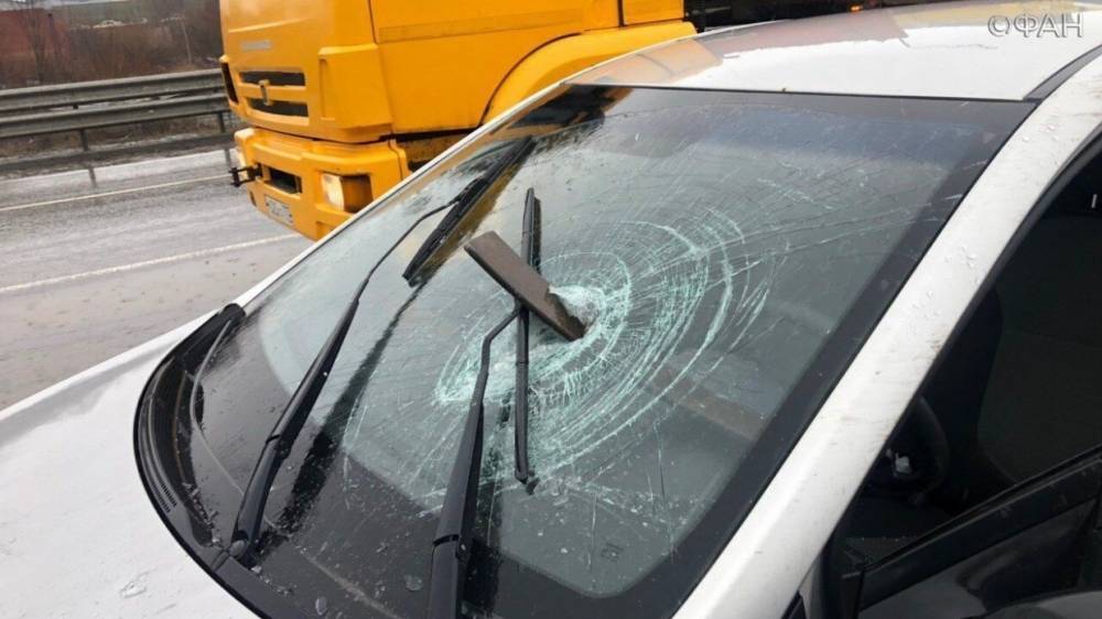 Рессора влетела в лобовое стекло машины в Москве.