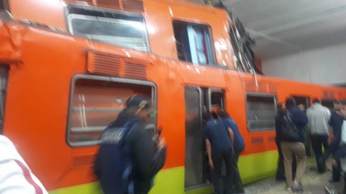Видео: В Мексике в метро столкнулись два состава
