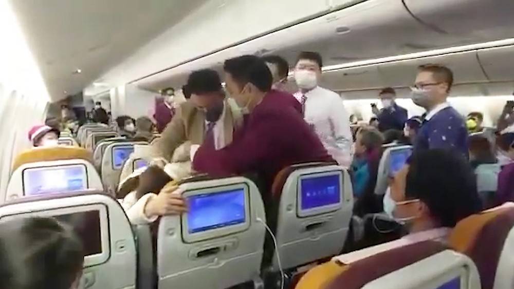 Китаянка со злости накашляла на стюардессу (видео)