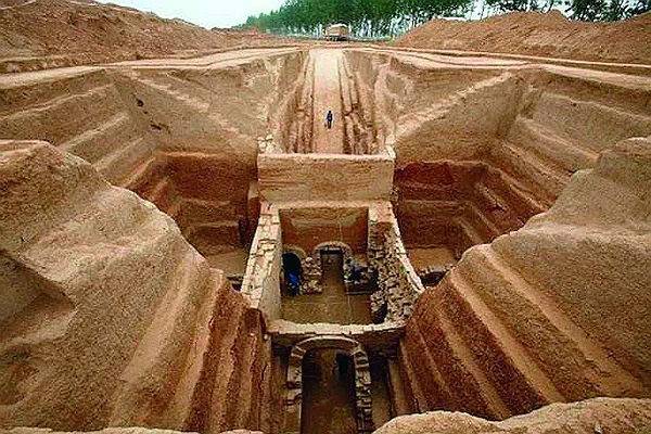 В Китае нашли 2000-летние гробницы воинов-танцоров