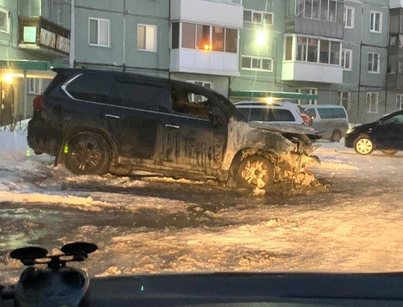 Кузбассовец опубликовал видео полыхающего Lexus за «несколько миллионов»