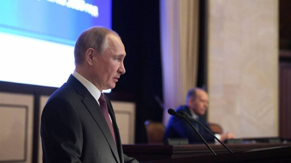 Путин уверен, что Россия спокойно пройдет период турбулентности в экономике
