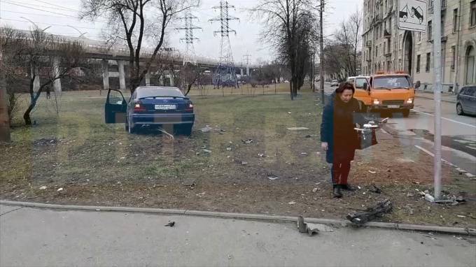 После аварии на перекрестке Маршала Говорова и Корнеева иномарку вынесло на газон