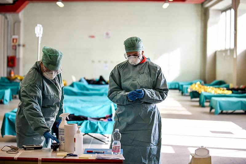 В охваченной коронавирусом Италии умер первый медик