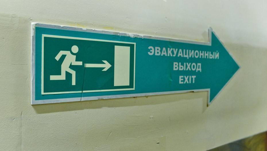 "Мощный старик" отправил в эвакуацию Василеостровский суд и сообщил о заминированных больницах