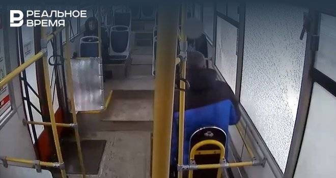 В Казани автобус обстреляли из пневматического оружия — видео