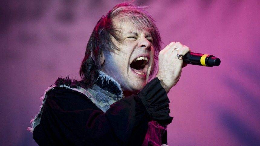 Видео: Толпа фанатов встретила вокалиста Iron Maiden в «Пулково»