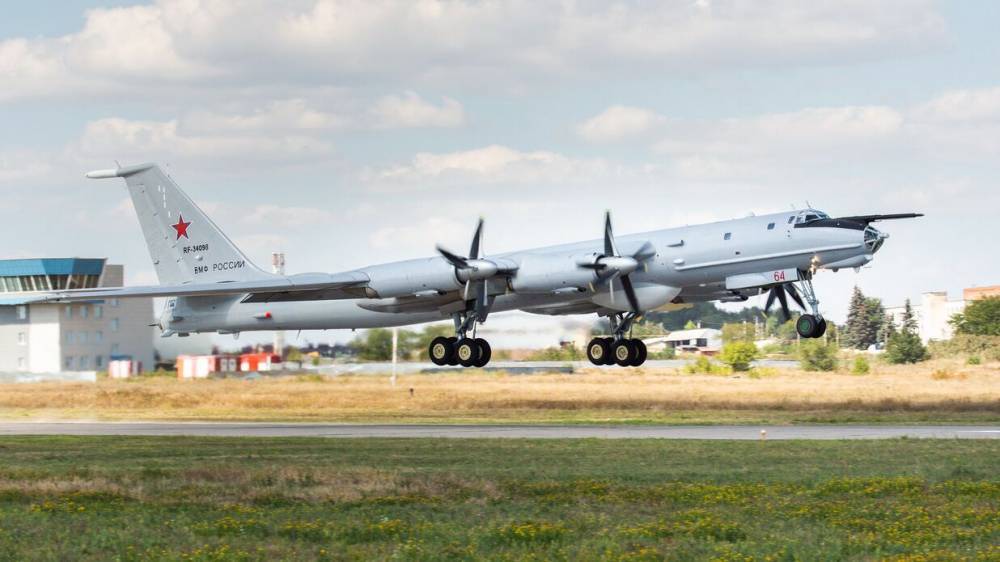Летчик-испытатель объяснил неуемный интерес истребителей США к российским Ту-142
