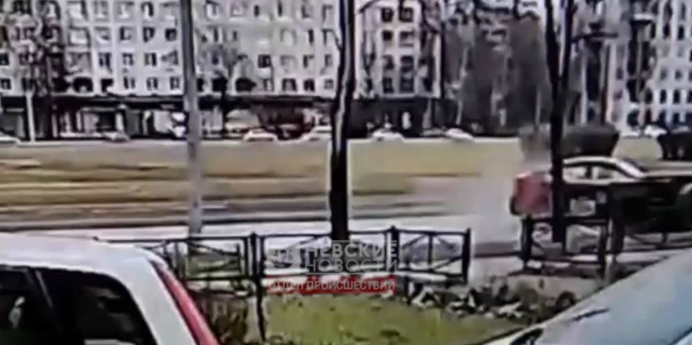 Момент аварии с влетевшей в стоящую фуру на Маршала Блюхера легковушкой попал на видео