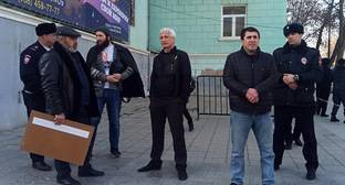 Силовики прервали пикет Гасангусейнова в Махачкале из-за визита Чайки