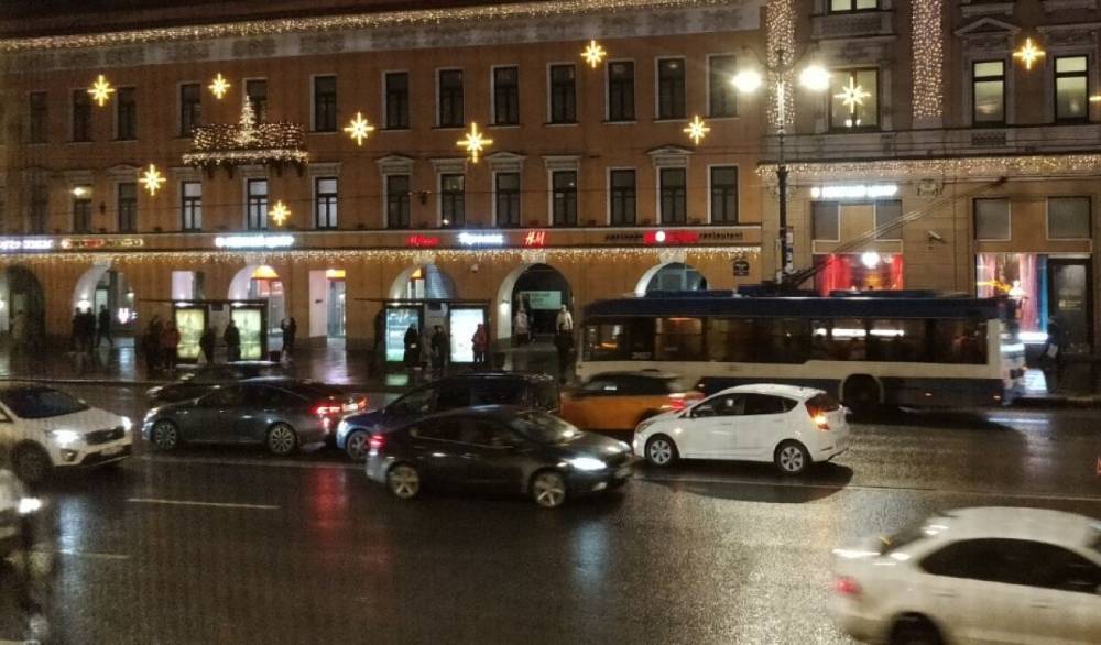 На Невском проспекте произошло тройное ДТП с участием такси