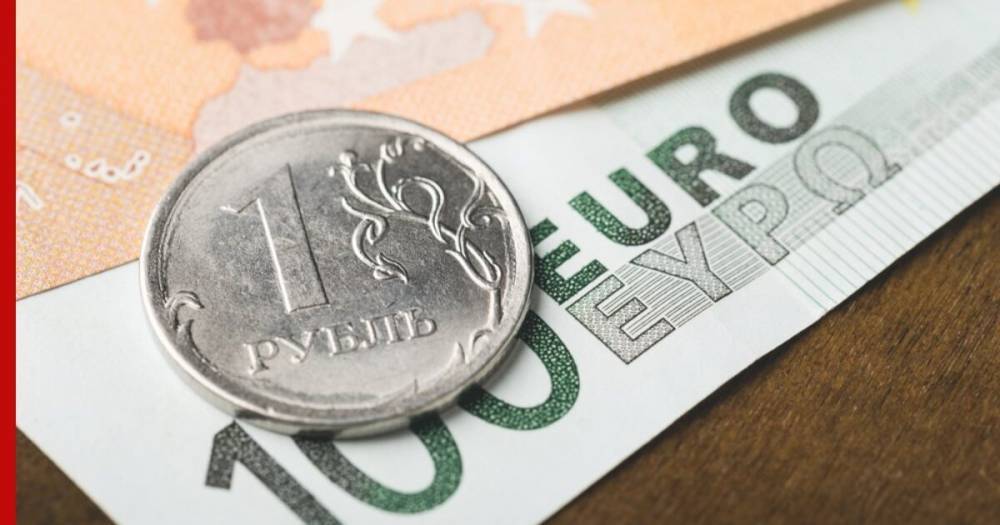 Рубль продолжил снижение к доллару и евро вечером в среду