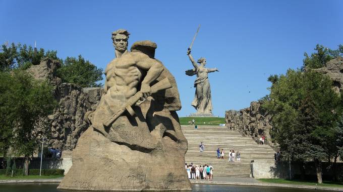 Более десяти тысяч воинских захоронений благоустроят в Петербурге к 9 мая