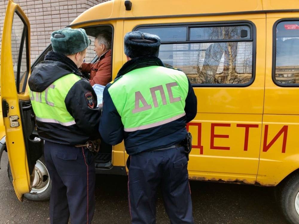 В Великом Новгороде дорожные полицейские проверяют школьные автобусы