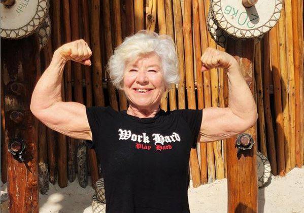 73-летняя женщина, страдавшая от лишнего веса, изменила жизнь — и стала фитнес-моделью с 500 тыс. подписчиков в Instagram