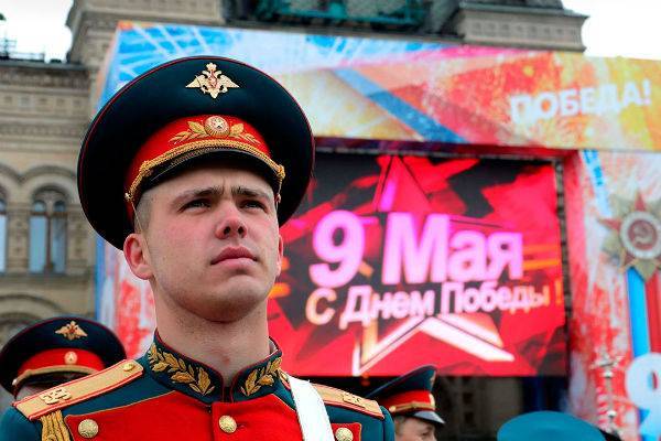 Кремль пока решил не сокращать массовые мероприятия в честь Дня Победы
