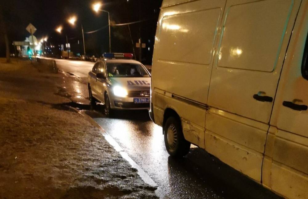 В Красном Селе пьяный водитель фургона врезался в припаркованную иномарку
