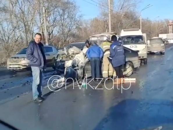 Последствия серьёзного ДТП с тремя пострадавшими в Новокузнецке попали на видео