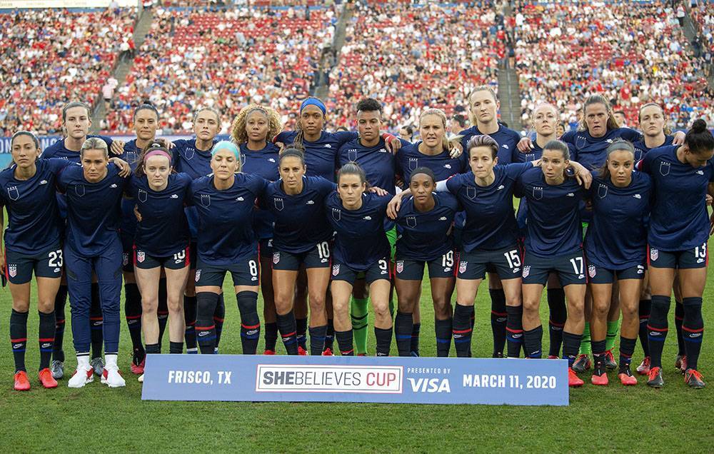 Футболистки сборной США вышли на матч в футболках наизнанку в знак протеста против дискриминации