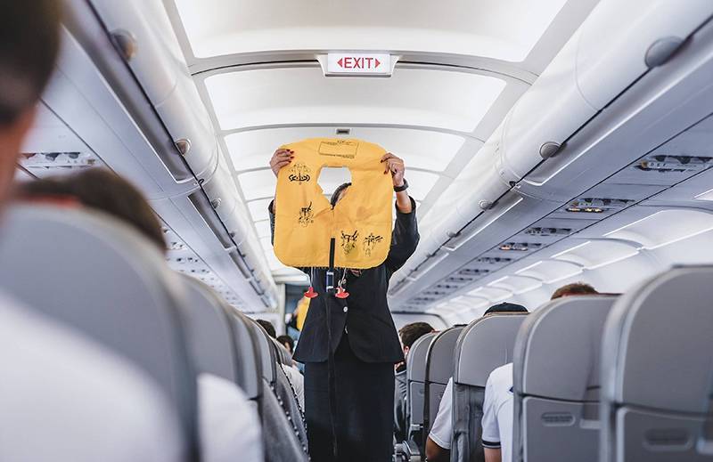 Стюардесса дала пассажирам совет, как спастись из задымленного самолета