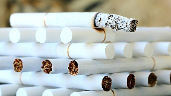 Петербургские восьмиклассники отобрали у прохожего сигареты и наушники