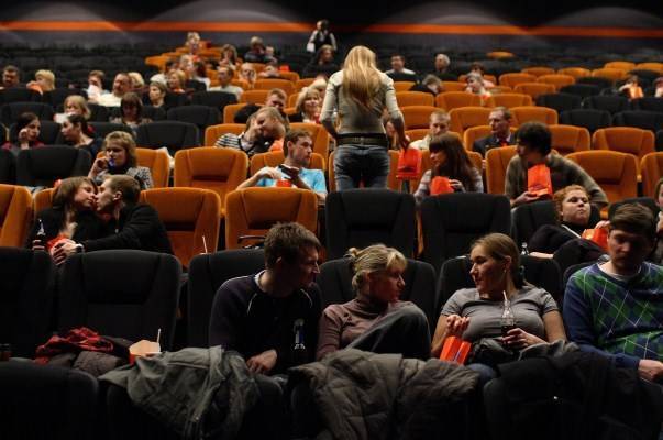 Столичный кинотеатр «Пионер» не будет отменять «места для поцелуев» из-за коронавируса