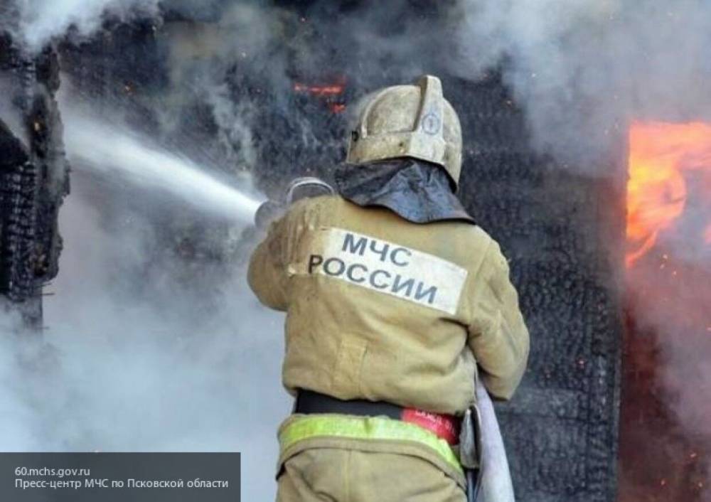 Пожарные борются с огнем на производстве мешков в Нижнем Новогороде