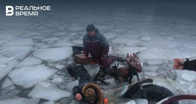 На Каме у Чистополя спасатели вытащили двух рыбаков, провалившихся под лед на мотоцикле
