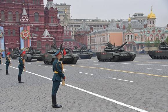 В Кремле пока не обсуждают возможную отмену парада Победы из-за COVID-2019, сообщил Песков