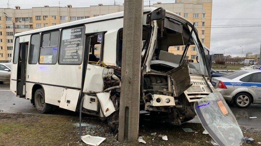 В Петербурге маршрутка влетела в столб, пострадали восемь пассажиров