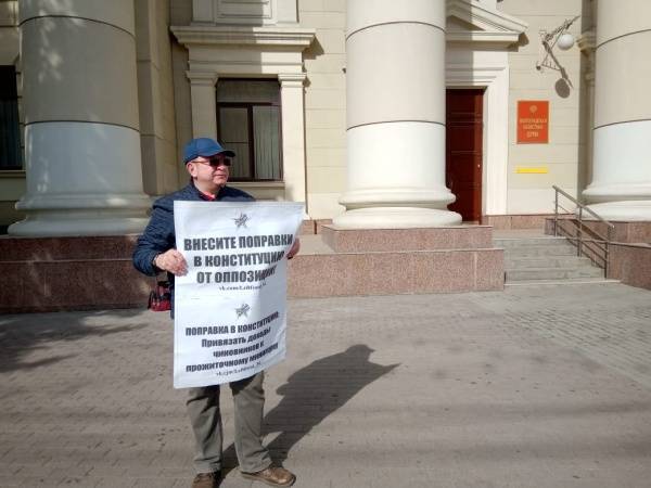 В Екатеринбурге задержаны активисты, выступавшие против "узурпации власти"